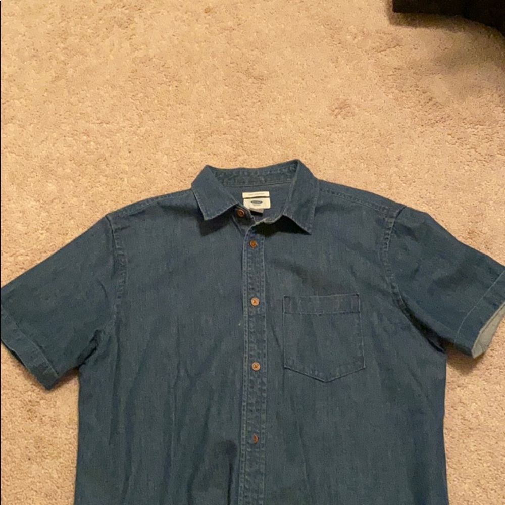 Men’s short sleeve denim shirt.